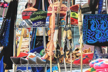  Kazak geleneksel Hatıra Eşyası etnik şapka, Ayakkabı ve horsewhip Kok-tobe Park, Almatı, Kazakistan pazarında süslemeli çeşitli