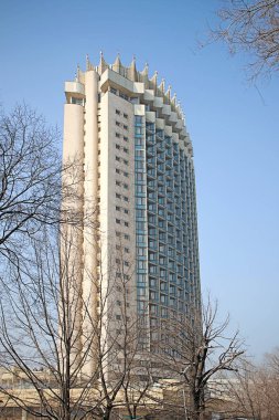 Almatı, Kazakistan-16 Şubat 2014: Kazakistan Almatı, Kazakistan otelin. Kazakistan otel 9.0 Richter ölçeği ölçer bir deprem durmak için 1970 yılında inşa edilmiştir. Almatı Tüm ünlü bir dönüm noktası olduğunu