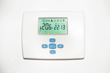  Enerji tasarrufu için bir dijital termostat ayarlama
