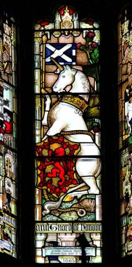 Edinburgh, İskoçya - 02 Ekim 2014: Royal unicorn, vitray pencere St Giles ın Cathedral of Edinburgh, Scotland, İngiltere.