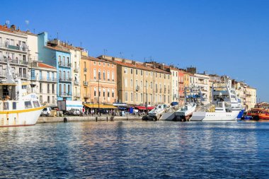 Sete, Fransa - 03 Eylül 2014: Venedik Languedoc, Güney Fransa olarak bilinen Fransız Akdeniz kıyısında küçük bir kasaba büyüleyici Sete - renkli evlerde