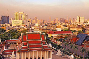 Güzel gün batımı görünümünden altın Mount, Wat Saket Tapınağı, Bangkok Bangkok şehir manzaralı arka planda