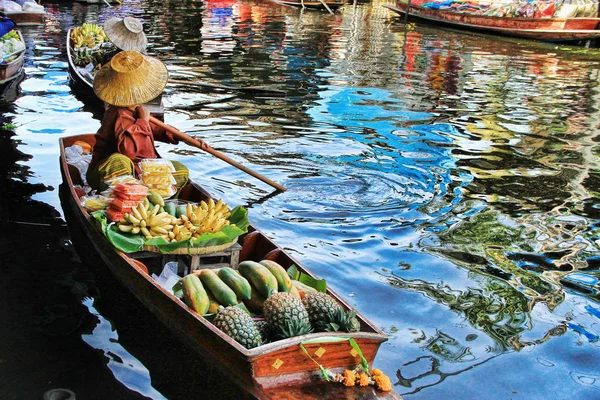 Жінка Продає Фрукти Damnoen Saduak Плавучого Ринку Бангкок Ratchaburi Таїланд — стокове фото