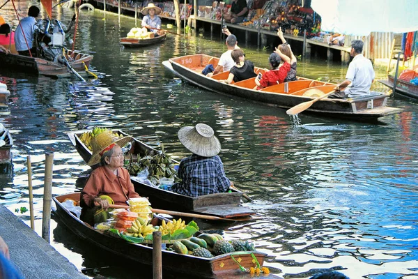 Bangkok, Tayland - 08 Mayıs 2018: tanımlanamayan turist ve piyasadaki ünlü yüzen Damnoen Saduak Bangkok geleneksel satıcıları. Khlongs mal ve tekneler gıdalardan nerede satılır geleneksel bir pazar olduğunu.