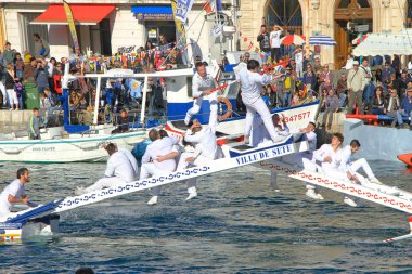 Sete, Fransa - 26 Mart 2016: Performans Ste denizcilik gelenekleri festivali 22-28 Mart 2016 Sete, Güney Fransa sokaklarında, mola sırasında su Jousting