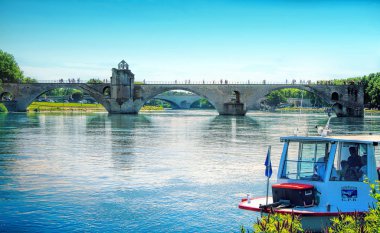 Avignon, Fransa - 05 Mayıs 2014: Famousmedievalbridgein southernfrance (dan Barthelasse ada içinde şehir ofavignon )