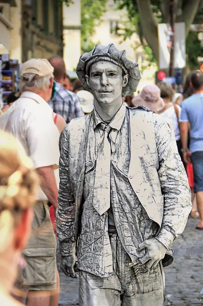 法国阿维尼翁 2014年7月19日 模仿雕像 在教皇宫殿前面的 Hisc 服装在著名戏剧节期间从7月4日到 2014 在阿维尼翁 在法国南部 今天的阿维尼翁节是最重要的 — 图库照片