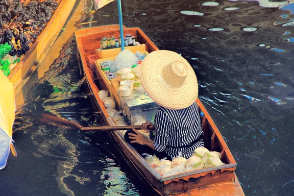 Frau Verkauft Kokosnüsse Auf Damnoen Saduak Schwimmenden Markt Bangkok Ratchaburi — Stockfoto