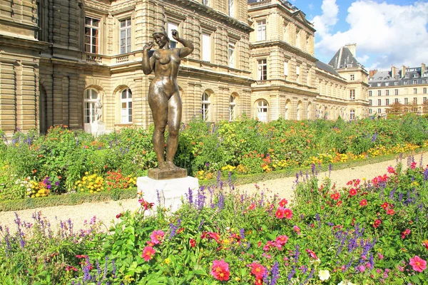 Staty Kvinna Med Apple Terzieff Luxembourgträdgården Paris Frankrike — Stockfoto