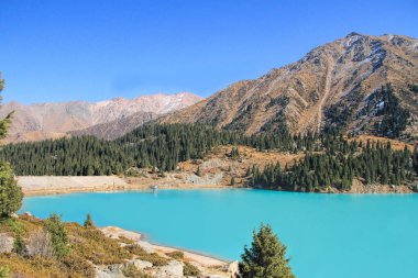 Muhteşem manzaralı büyük Almatı Gölü thetien Almatı, Kazakistan, Orta Asya'da Tanrı Dağları