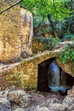 Watermill sirk, Navacelles (Cirque de Navacelles) Cevennes Milli Parkı'nda Vis nehirde. Gard, Hérault, Fransa: UNESCO Dünya Miras Listesi. 