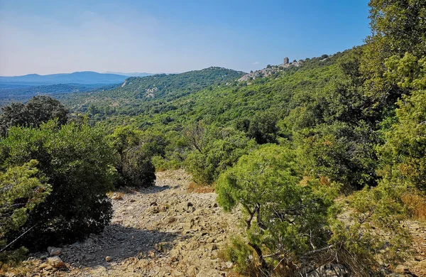 Wspinaczka na szczyt Saint-Loup — Zdjęcie stockowe