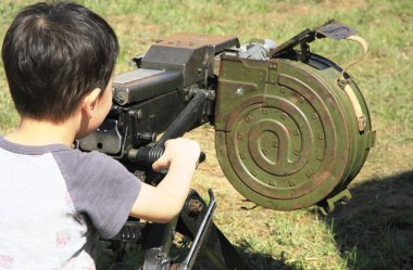 makineli tüfek olan çocuklar