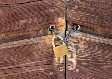 Paslı, kapalı bir kapı.