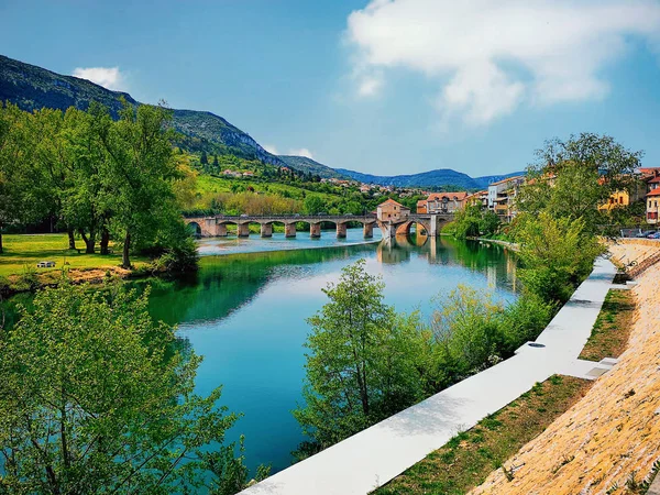 Millau, vid floden Tarn, i södra Frankrike — Stockfoto