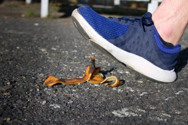 Dikkat et, kayma riski var. Adam muz kabuğunun üzerinden kayacak. Adamın ayakkabısı kaldırımda duran muz kabuğuna değecek..