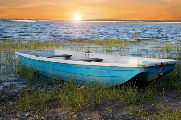 Piccolo Peschereccio Blu Ormeggiato Sulla Riva Una Diga Nei Canneti — Foto Stock