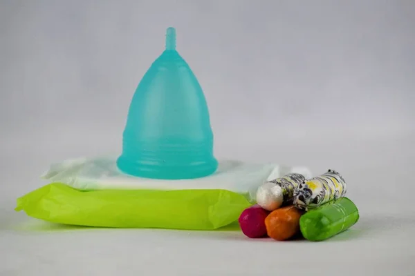 Coupe Menstruelle Bleue Serviettes Hygiéniques Tampons Isolés Sur Fond Blanc — Photo