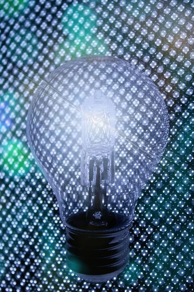 電球とネオンスポットの輝きを輝かせます 電球ガラスには黒い発光メッシュが反映されています 放電と球根 — ストック写真