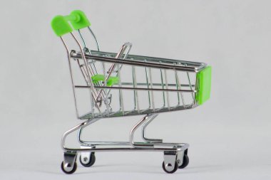 İzole edilmiş beyaz arka planda boş yeşil alışveriş arabası. Alışverişe git.