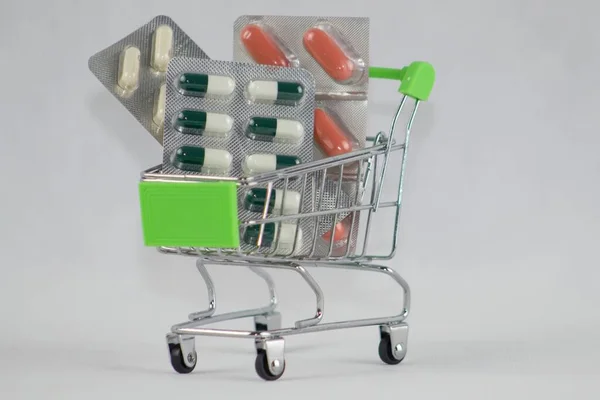 Zelený Nákupní Košík Léky Izolovaném Bílém Pozadí Prázdný Zelený Nákupní — Stock fotografie