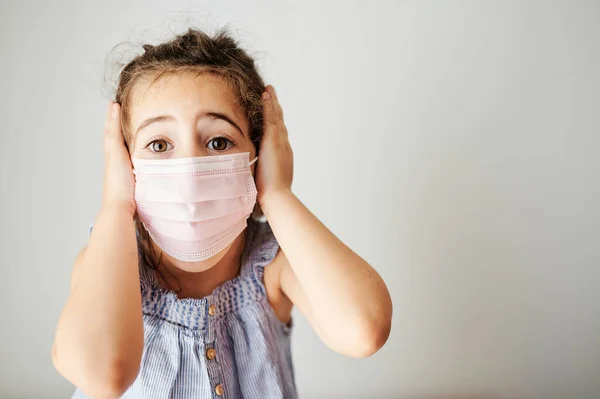 Menina com máscara e gesto surpresa preparado para evitar contágio antes de sair — Fotografia de Stock