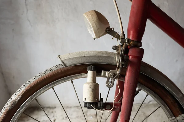 Koło zabytkowego roweru z dynamo i reflektorem w białym tle — Zdjęcie stockowe