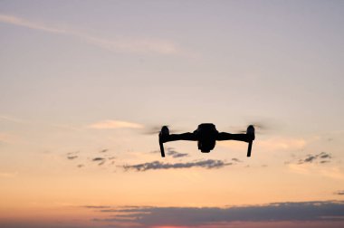 Gökyüzünde uçan bir dron
