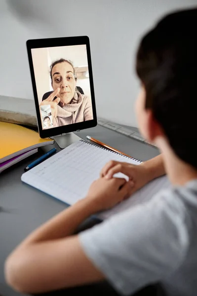 Menino feliz assistindo aulas on-line de casa. Educação escolar e distância social durante a quarentena — Fotografia de Stock