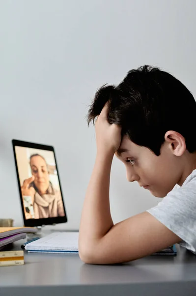 Evden online derslere katılan mutlu küçük çocuk. Karantina sırasında okul eğitimi ve sosyal uzaklık