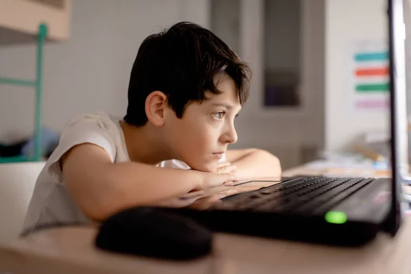 Ένα αγόρι που χρησιμοποιεί ένα φορητό υπολογιστή στο χώρο εργασίας του — Φωτογραφία Αρχείου