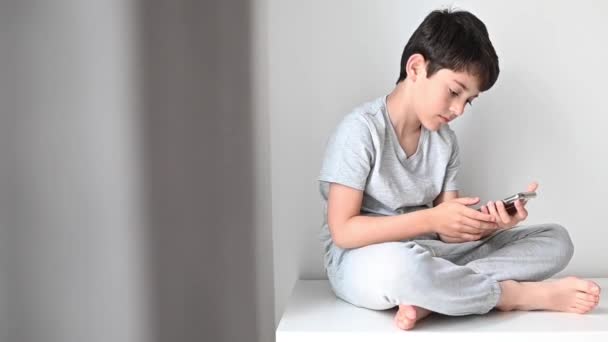 Το χαρούμενο αγόρι φτιάχνει σέλφι για τα κοινωνικά δίκτυα. Αγόρι στο σπίτι στο δωμάτιό του — Αρχείο Βίντεο