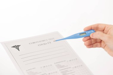 Masasında tıbbi materyallerle çevrili bir tabletle Coronavirus teşhisini açıklayan doktor elleri görülüyor.