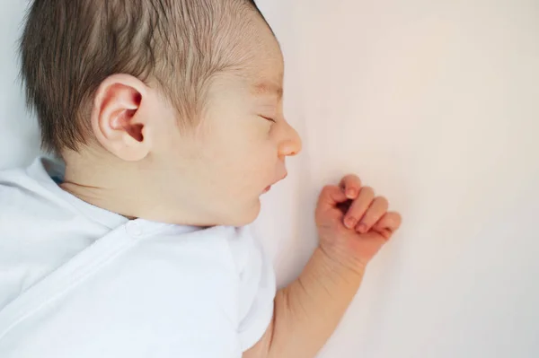 Feche o recém-nascido. Primeiros minutos de vida. Bebê recém-nascido envolto no lençol do hospital — Fotografia de Stock