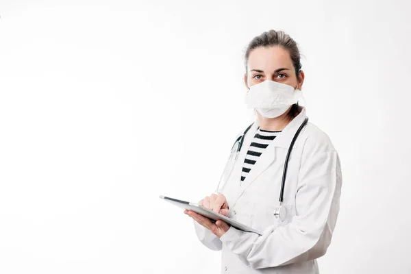 Médico segurando um comprimido em um fundo branco — Fotografia de Stock