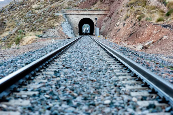 Dağdan bir tren iniyor.