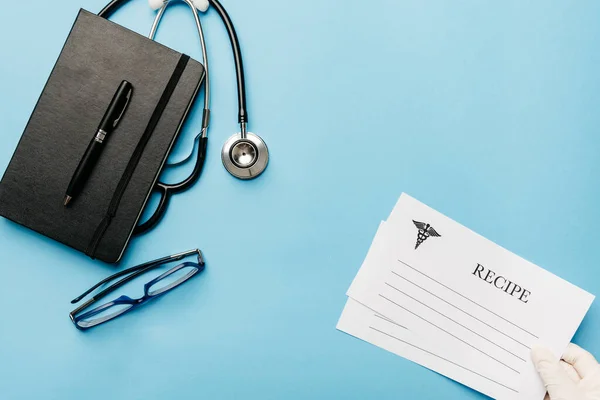 Düz yatay tıbbi araçlar üst görünüm uzay fikir görüntüsü arkaplan koronavirüsle savaşmaya hazır. Kovid-19 'u tedavi etmek için reçeteli doktorlar masası.