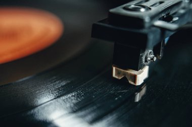 Eski bir vinil çalgıcının yakın çekimi. İğne ve vinil disk