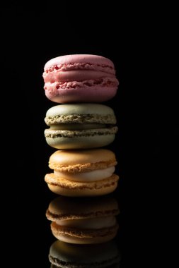 Yansıtıcı siyah arkaplanda izole edilmiş badem kurabiyeleri