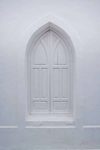 En närbild av en vit vintage dörr — Stockfoto