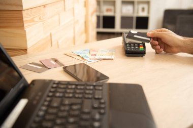 Müşteri ile smartphone Nfc teknolojisi kullanılarak dükkanda ödüyor. NFC teknolojisi. Müşteri ödeme