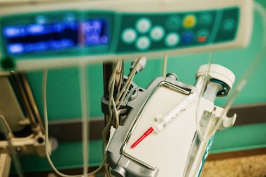 Hamile bir kadının acısını hafifletmek için hazırlanmış bir şırınga.