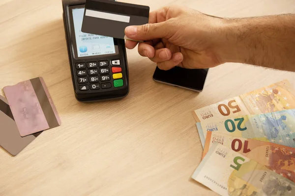 NFC teknolojisi, kredi kartı okuyucusu, ödeme terminali, finans ve bankacılık konseptiyle temassız kredi kartı ile ödeme yapan adamın eli