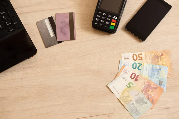 Ödeme terminali arka planda olan Polonya para ve kredi kartı, kredi kartı veya nakit ödeme, finans ve bankacılık kavramı kullanarak