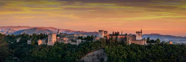 Alhambra Havacılık Manzarası Antik Alhambra Sarayı 'nın Güzel Panoraması Granada Mimarisi Gün batımında Sierra Nevada Dağı arkaplanı ile İspanya' nın ünlü tarihi simgesi