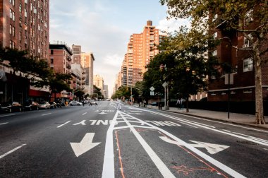 Manhattan 'da boş bir caddede trafik şarkı söylüyor.