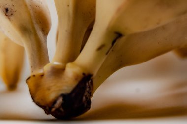  Bir demet sarı olgun muz kapanıyor 