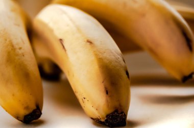  Bir demet sarı olgun muz kapanıyor 