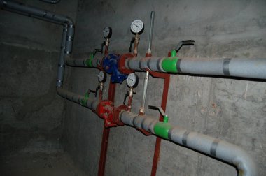Bodrumdaki ısıtma boruları ve sensörler