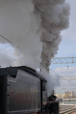 Yeşil retro tren buhar sopalarını serbest bırakır
